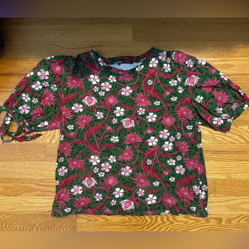 Zara green floral top with tie sleeves Size XL. More of a medium to large fit.